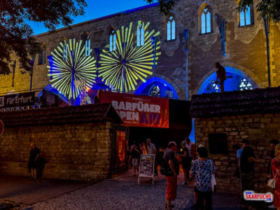Beleuchtete Kirchenruine der hochgotischen Barfüßerkirche in Erfurt bei Nacht
