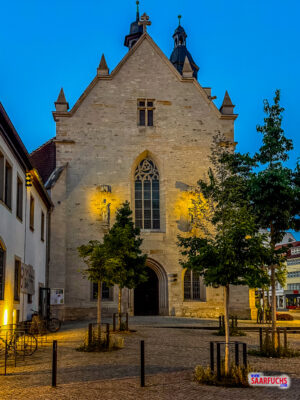 Dezent angestrahlte Außenfassade der spätgotischen Kirche St. Wigbert in Erfurt bei Nacht