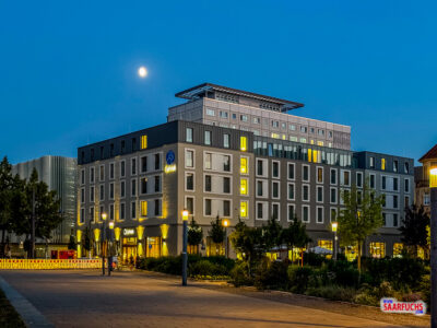 Beleuchtetes H2 Hotel in Erfurt im Abendlicht
