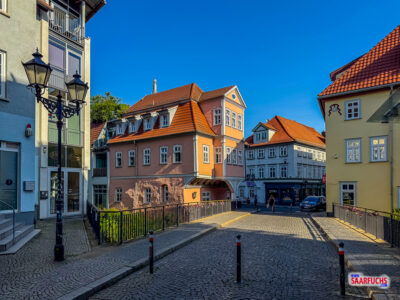 Blick auf die historische Straßenbrücke Lange Brücke über die Gera in Erfurt