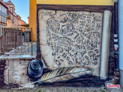 Historischer Stadtplan von Erfurt auf einer Hauswand an der Langen Brücke