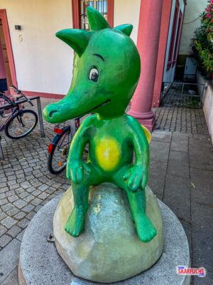 Bunte Skulptur des Drachen Tabaluga in den Erfurter Flussanlagen