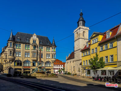 Historischer Angerbrunnen mit figürlichem Reliefschmuck im Zentrum von Erfurt