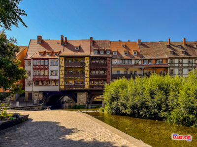 Die historische Krämerbrücke in Erfurt im morgendlichen Sonnenlicht