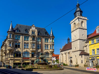 Blick auf den Angerbrunnen im Tageslicht mit umliegenden Gebäuden