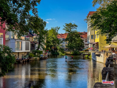 Weg an der Gera in der Erfurter Altstadt mit Blick auf historische Häuser