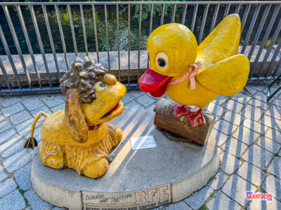 KiKa-Figuren Moppi und Schnatterinchen als Skulpturen am Wenigemarkt in Erfurt