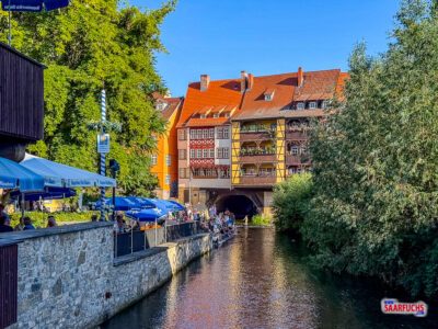 Ansicht der bebauten Krämerbrücke in Erfurt von den Flussbrücken an der Kreuzgasse
