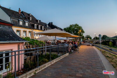 Außenbereich einer Gaststätte am Trierer Moselufer bei Nacht