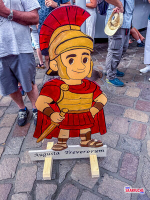 Eine hölzerne Figur eines römischen Legionärs am Weinstand
