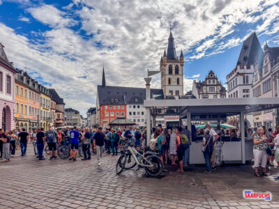 Weinstand auf dem Trierer Hauptmarkt mit Besuchern beim Riesling-Genuss