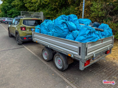 Voller Anhänger mit Müllsäcken als Ergebnis der CITO-Aufräumaktion auf dem Petrisberg
