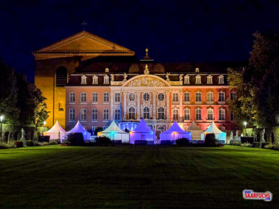Beleuchtete Fassade des Kurfürstlichen Palais in Trier bei Nacht