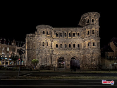 Das römische Stadttor Porta Nigra in Trier bei nächtlicher Beleuchtung