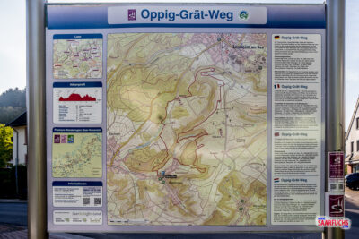 Informationstafel am Startpunkt des Premiumwanderwegs Oppig-Gr&auml;t-Weg in Rimlingen mit Karte und Routendaten