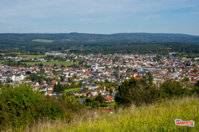 Freier Blick auf den Ort Losheim im Tal von Kapelle