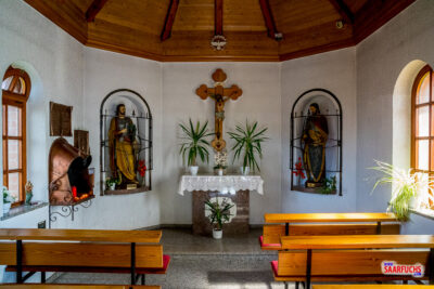 Blick in das schlicht gestaltete Innere der Sankt-Donatus-Kapelle