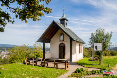 Au&szlig;enansicht der gemauerten Sankt-Donatus-Kapelle auf der Anh&ouml;he bei Rimlingen