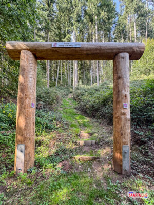 Gro&szlig;es h&ouml;lzernes Wanderportal des Premiumwanderwegs am Wegesrand