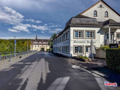 Außenansicht des urigen Marienstatter Brauhauses direkt vor der Klosterpforte