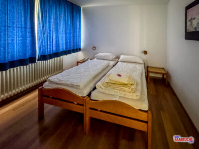 Einfach und zweckmäßig eingerichtetes Appartement im Gästehaus des Klosters Marienstatt