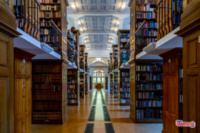 Die imposante Bibliothek der Abtei Marienstatt mit langen Holzregalen voller historischer Bücher