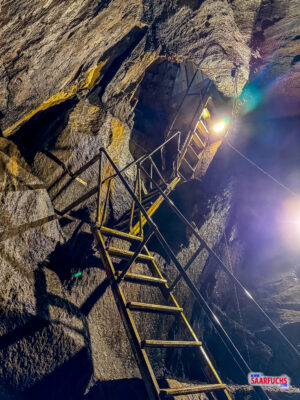 Blick in den beleuchteten unterirdischen Abbauraum der Schiefergrube Assberg