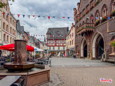 Das historische neugotische Alte Rathaus Roter Löwe in der Fußgängerzone von Montabaur