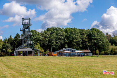 Der historische Barbaraturm aus Stahlfachwerk oberhalb von Malberg im Westerwald