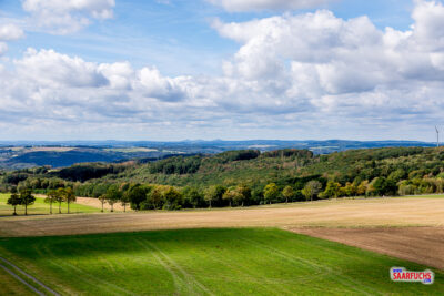 Weitblick von der Aussichtsplattform des Barbaraturms über die hügelige Landschaft des Westerwalds