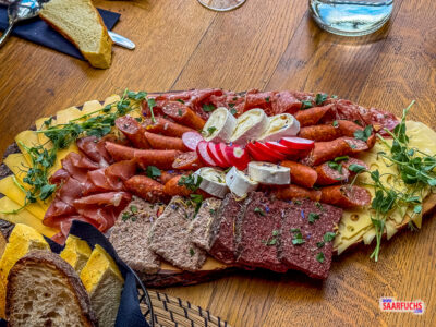 Herzhaft angerichtete Wurst- und Käseplatte mit knusprigem Brot im Restaurant Malbergblick