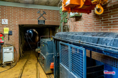 Der unterirdische Grubenbahnhof im Besucherbergwerk Bindweide mit bereitstehender Grubenbahn