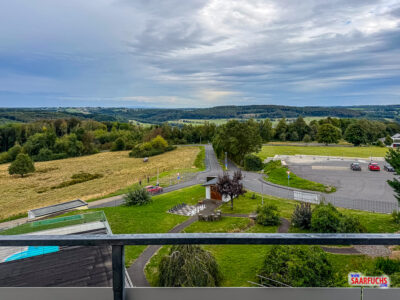 Blick vom großzügigen Hotelbalkon auf die umliegende Landschaft des Westerwalds