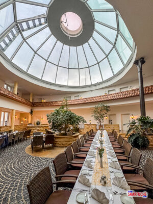 Reichhaltiges Frühstücksbuffet im eleganten Speisesaal des Hotels