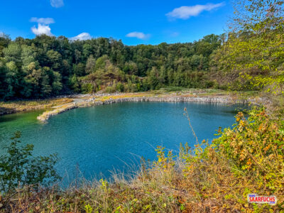 Blick von oben auf den leuchtend türkisblauen See im steil abfallenden Basaltpark Bad Marienberg