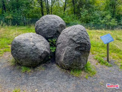 Lehrpfad im Basaltpark entlang des Seeufers mit Infotafeln und erkalteten Lavakugeln