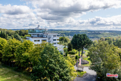 Rundum verglastes 360-Grad-Drehrestaurant im obersten Stockwerk des Hotels mit Blick über den Westerwald