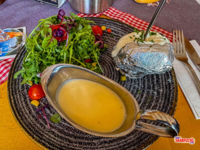 Köstliche Ofenkartoffel mit Sauerrahm und frischem Beilagensalat auf der Steigalm