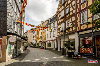 Durch die Fußgängerzone zum Marktplatz in Hachenburg mit Fachwerkhäusern