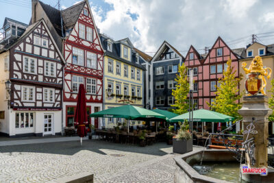 Der Marktbrunnen auf dem Marktplatz in Hachenburg mit der vergoldeten Löwenstatue