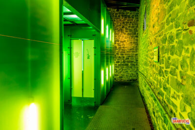 Die beleuchteten Eingänge zu den Toiletten