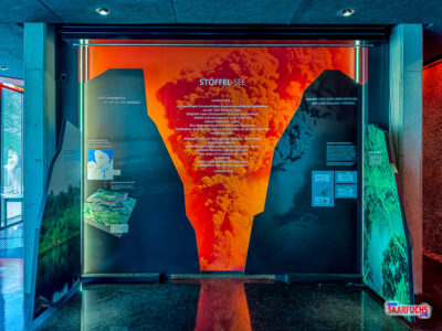 Beleuchtete Infowand im TERTIÄRUM zur geologischen Entstehung des Tertiär-Stöffelsees
