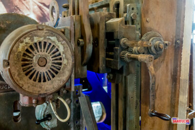 eine alte Mechanik mit einer großen Handkurbel