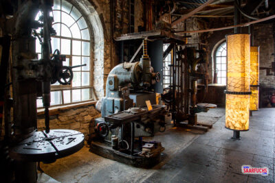 Überdimensional große historische Standbohrmaschine in der Industriehalle des Stöffel-Parks