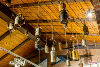 Die Decke ist fast vollständig mit historischen Grubenlampen geschmückt