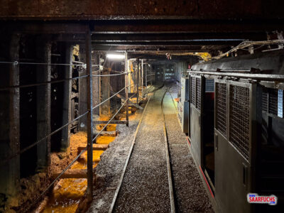 Grubenbahn am Haltpunkt tief im Berg unter Tage.