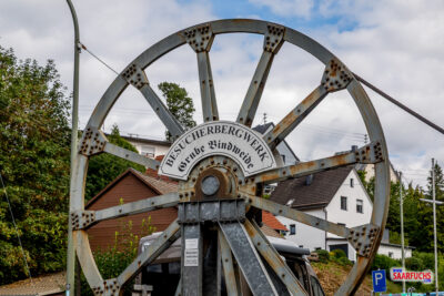 große Seilscheibe mit der Aufschrift "Besucherbergwerk Grube Bindweide"
