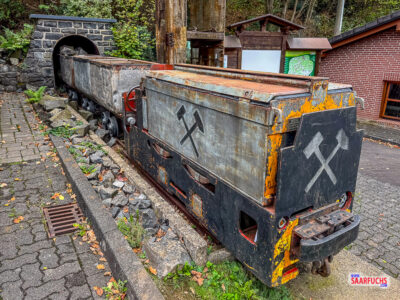 historischer Bergwerkszug mit Grubenlok