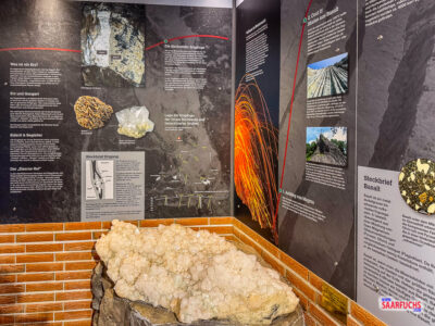 Informationstafeln der Ausstellung "Wie das Erz in den Berg kam" in der Grube Bindweide