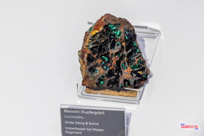ein grünes Mineral, das zu den Kupfermineralien zählt und als Malachit bekannt ist
